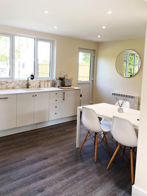 Larks Leaze Lodge, Steeple Ashton, Wiltshire Trowbridge Esterno foto